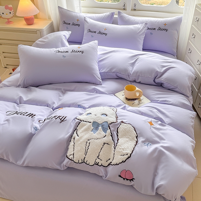 91家纺网 家纺一手货源 找家纺 凯美 2025新款超柔水洗棉卡通贴布绣四件套 幸运小猫-浅紫