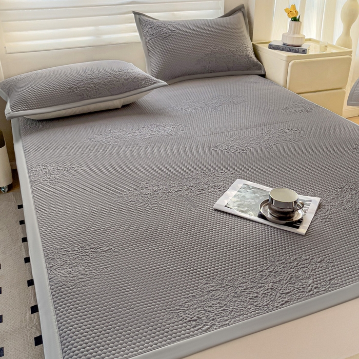 91家纺网 家纺一手货源 找家纺 富馨莱 2025新款A类480克PE凉感凉豆豆凉席三件套和单件平铺款 发财树-灰