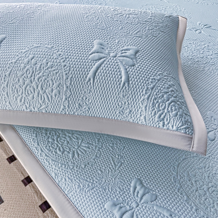 91家纺网 家纺一手货源 找家纺 富馨莱 2025新款A类480克PE凉感凉豆豆凉席三件套和单件平铺款 蝴蝶結-蓝