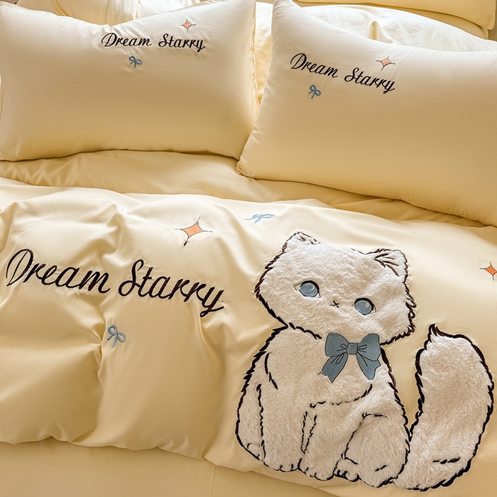 91家纺网 家纺一手货源 找家纺 凯美 2025新款超柔水洗棉卡通贴布绣四件套 幸运小猫-浅黄