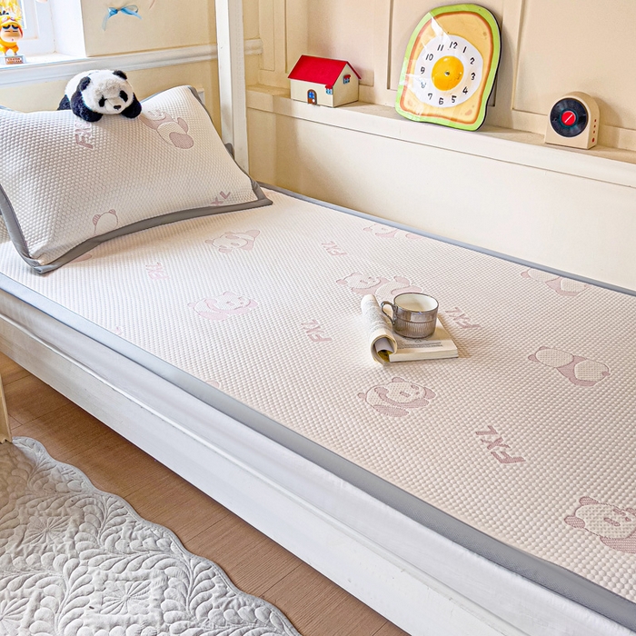 91家纺网 家纺一手货源 找家纺 富馨莱 2025新款A类480克PE凉感凉豆豆凉席三件套和单件学生款 熊猫嘟嘟-粉