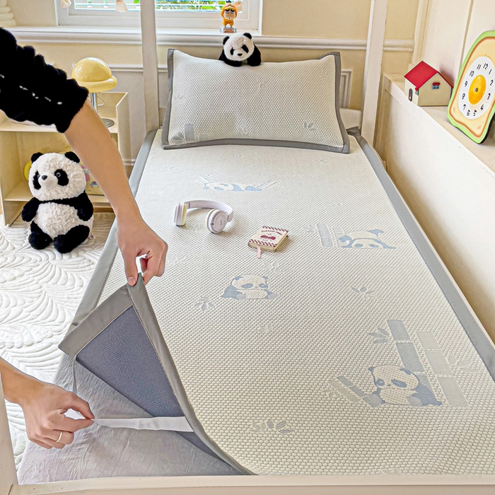 91家纺网 家纺一手货源 找家纺 富馨莱 2025新款A类480克PE凉感凉豆豆凉席三件套和单件学生款 熊猫嘟嘟-蓝