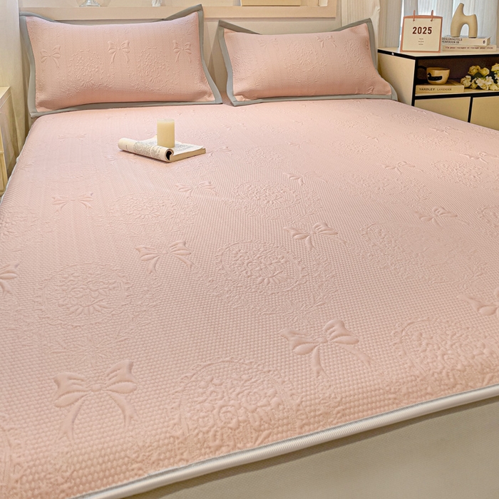 91家纺网 家纺一手货源 找家纺 富馨莱 2025新款A类480克PE凉感凉豆豆凉席三件套和单件床笠款 蝴蝶結-奶昔粉