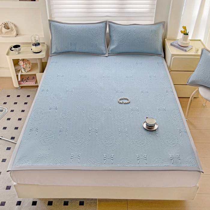 91家纺网 家纺一手货源 找家纺 富馨莱 2025新款A类480克PE凉感凉豆豆凉席三件套和单件平铺款 蝴蝶結-蓝