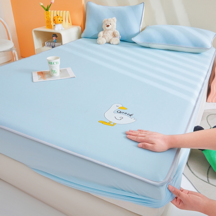 91家纺网 家纺一手货源 找家纺 2025春夏新款独家研发太空层凉感鸭冰丝烫画软凉席床笠款 凉感鸭-浅兰