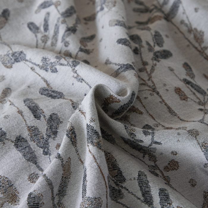 91家纺网 家纺一手货源 找家纺 2025新款亲肤全棉三层纱提花四件套 叶语-嫩灰