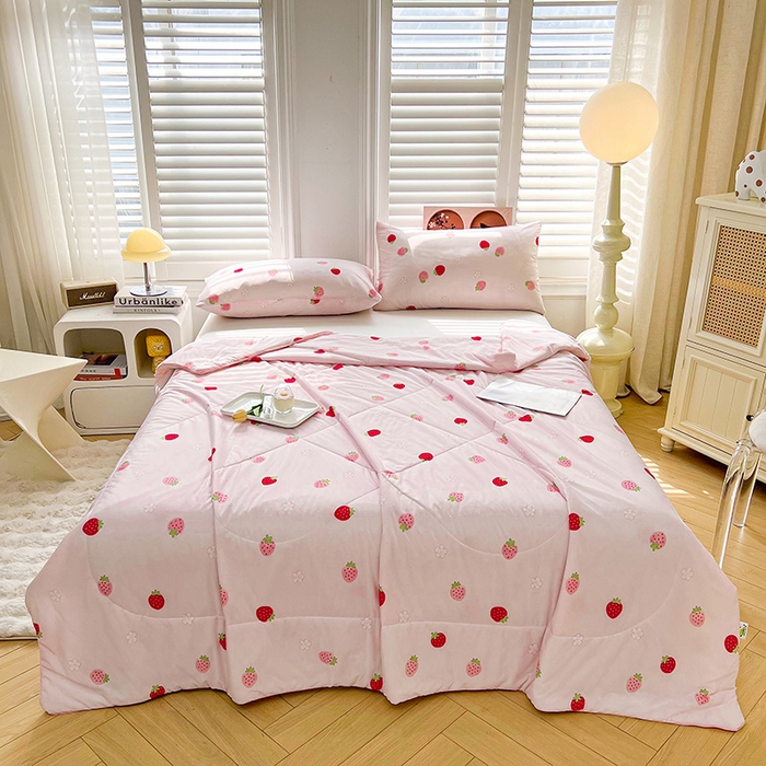 91家纺网 家纺一手货源 找家纺 好梦来家纺（原锦茂家纺） 2025新款印花凉感丝抗菌夏被 草莓甜心