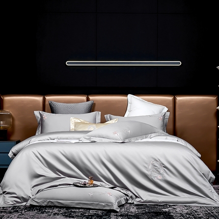 91家纺网 家纺一手货源 找家纺 U品汇 2025新款60s支贡缎长绒棉刺绣花四件套纯棉全棉100%棉礼盒包装 安妮贝尔-高级灰