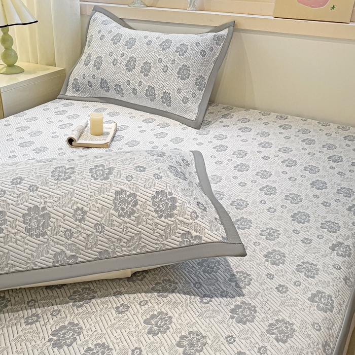 91家纺网 家纺一手货源 找家纺 富馨莱 2025新款A类480克PE凉感凉豆豆凉席三件套和单件床笠款 玫瑰花园-灰