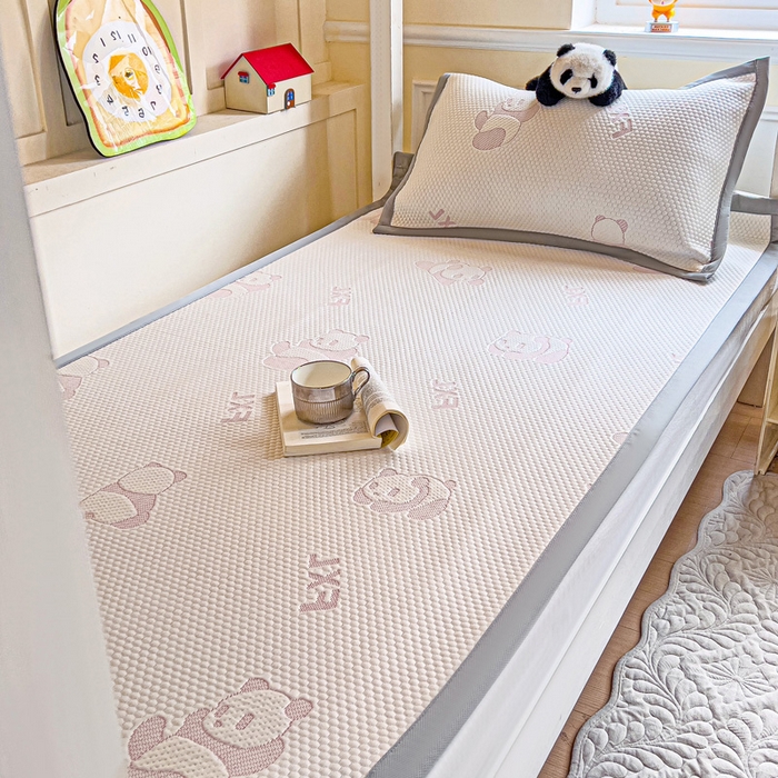 91家纺网 家纺一手货源 找家纺 富馨莱 2025新款A类480克PE凉感凉豆豆凉席三件套和单件学生款 熊猫嘟嘟-粉