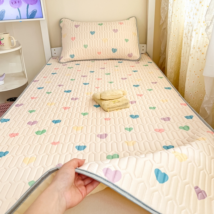 91家纺网 家纺一手货源 找家纺 川悦生活 2025新款小阪凉感丝印花凉席-学生床 浪漫普拉达