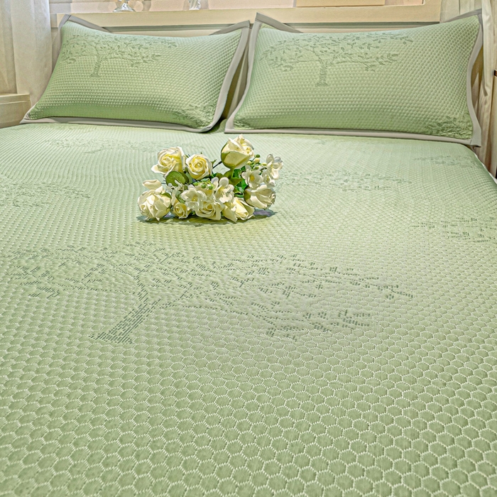91家纺网 家纺一手货源 找家纺 富馨莱 2025新款A类480克PE凉感凉豆豆凉席三件套和单件床笠款 发财树-绿
