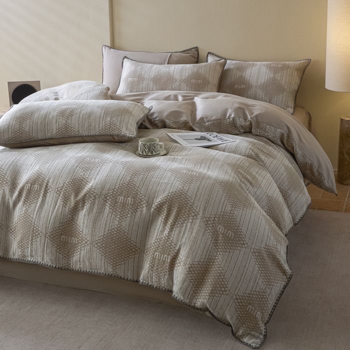 91家纺网 家纺一手货源 找家纺 2025新款亲肤全棉三层纱提花四件套 菱格-露褐