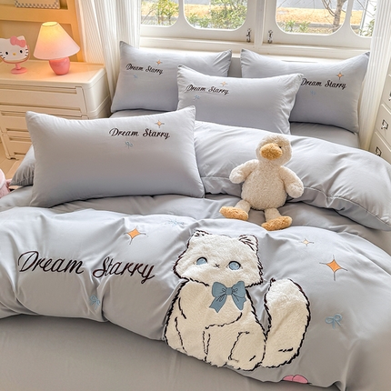 91家纺网 家纺一手货源 找家纺 凯美 2025新款超柔水洗棉卡通贴布绣四件套 幸运小猫-浅灰