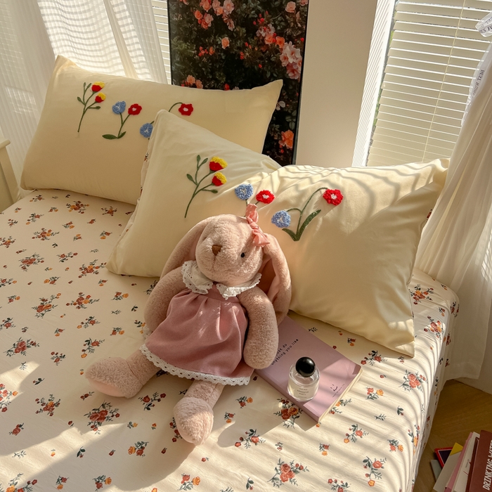 91家纺网 家纺一手货源 找家纺 子钦家纺 2025新款云朵棉毛巾绣床单床笠四件套宿舍儿童-繁花似锦 奶白