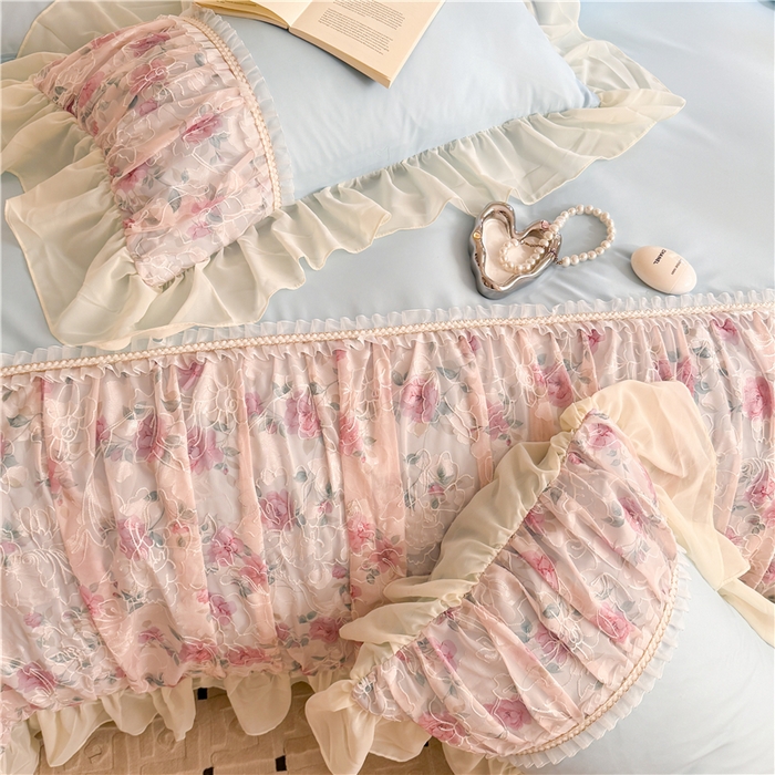 91家纺网 家纺一手货源 找家纺 富盛家纺 2025新款水洗亲肤棉雪纺印绣工艺四件套公主风四件套巴黎春天系列 巴黎春天-蓝