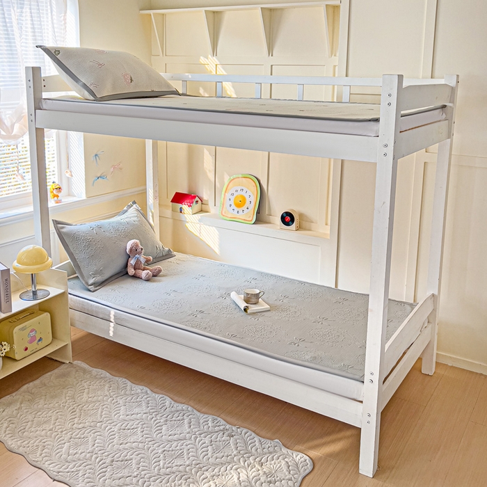 91家纺网 家纺一手货源 找家纺 富馨莱 2025新款A类480克PE凉感凉豆豆凉席三件套和单件学生款 蝴蝶結-灰