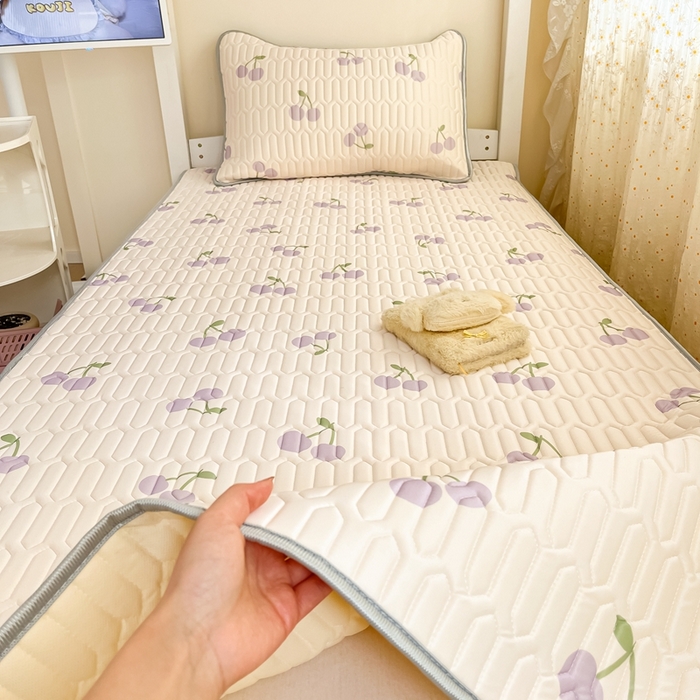 91家纺网 家纺一手货源 找家纺 川悦生活 2025新款小阪凉感丝印花凉席-学生床 奶噗樱桃