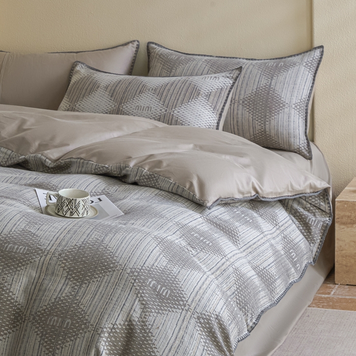 91家纺网 家纺一手货源 找家纺 2025新款亲肤全棉三层纱提花四件套 菱格-月灰