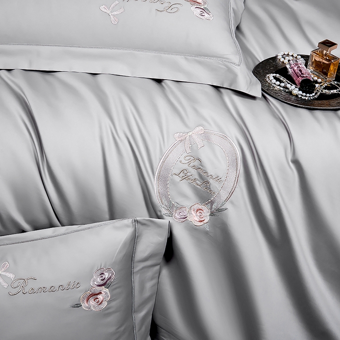 91家纺网 家纺一手货源 找家纺 U品汇 2025新款60s支贡缎长绒棉刺绣花四件套纯棉全棉100%棉礼盒包装 安妮贝尔-高级灰