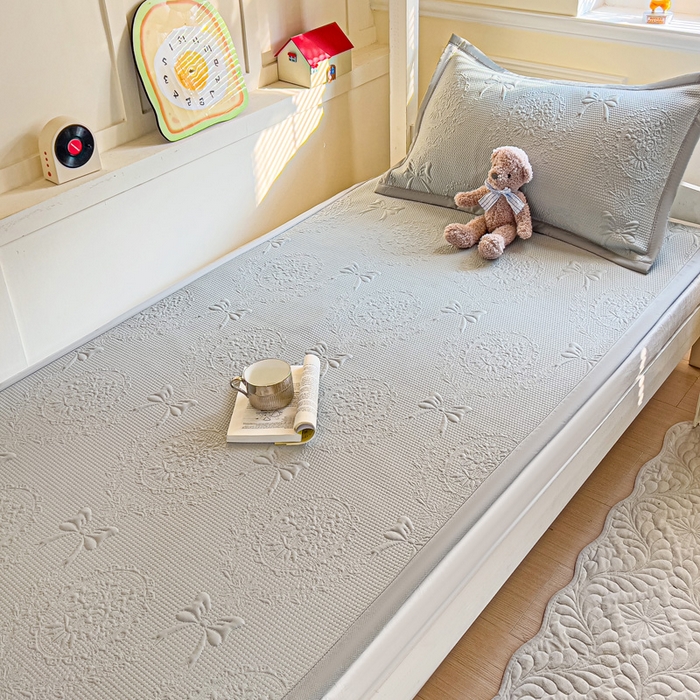 91家纺网 家纺一手货源 找家纺 富馨莱 2025新款A类480克PE凉感凉豆豆凉席三件套和单件学生款 蝴蝶結-灰