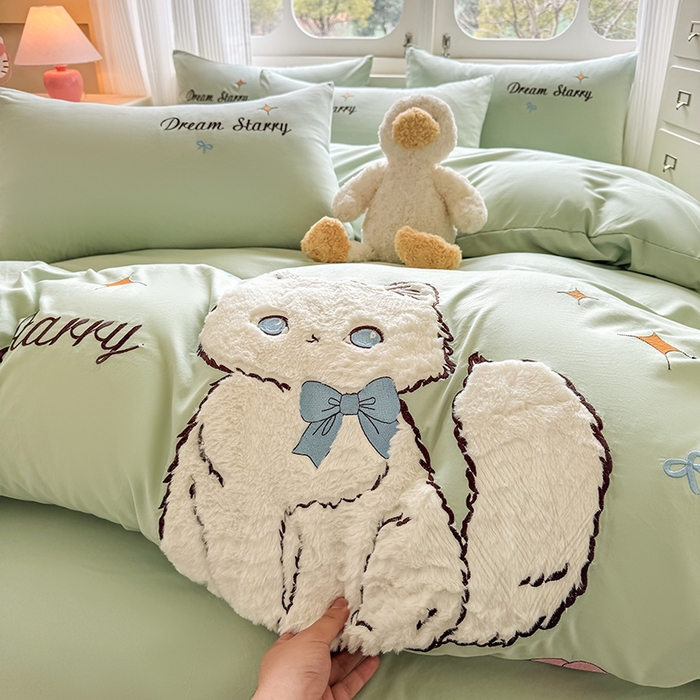 91家纺网 家纺一手货源 找家纺 凯美 2025新款超柔水洗棉卡通贴布绣四件套 幸运小猫-浅绿