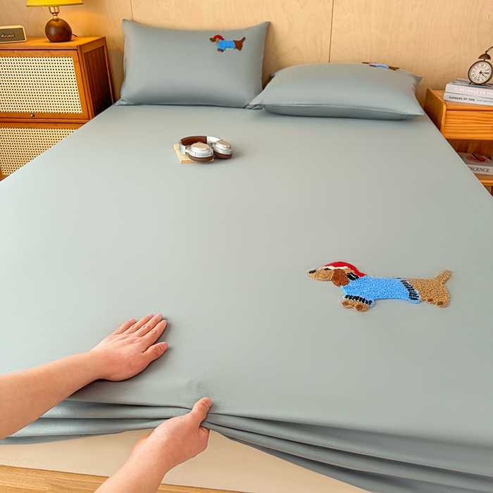 91家纺网 家纺一手货源 找家纺 澳梵家居 2025新款A类全棉毛巾绣床笠 腊肠小狗-灰