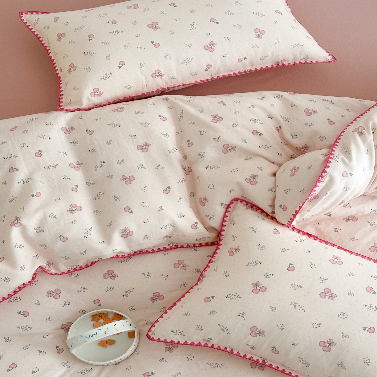 91家纺网 家纺一手货源 找家纺 2025新款春夏新品工艺款全棉双层纱贝壳边四件套 知樱