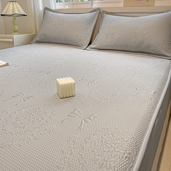 91家纺网 家纺一手货源 找家纺 富馨莱 2025新款A类480克PE凉感凉豆豆凉席三件套和单件床笠款 蝴蝶結-灰