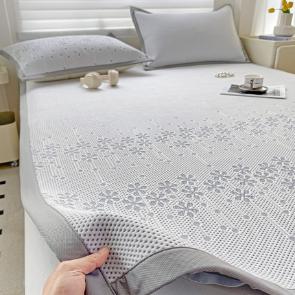 91家纺网 家纺一手货源 找家纺 （总）富馨莱 2025新款A类480克PE凉感凉豆豆凉席三件套和单件平铺款