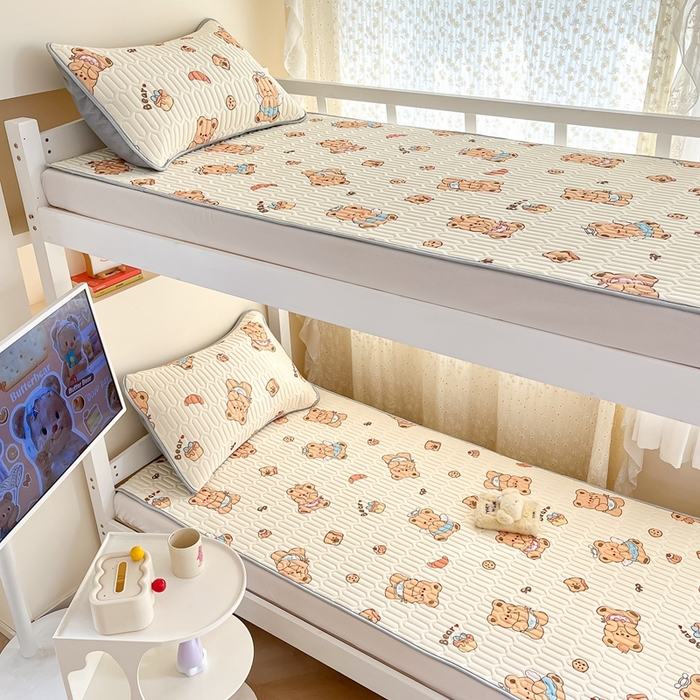 91家纺网 家纺一手货源 找家纺 川悦生活 2025新款小阪凉感丝印花凉席-学生床 奶芙熊