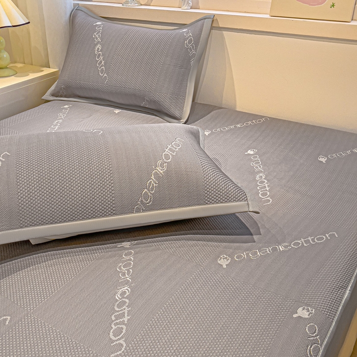 91家纺网 家纺一手货源 找家纺 富馨莱 2025新款A类480克PE凉感凉豆豆凉席三件套和单件床笠款 绅士灰