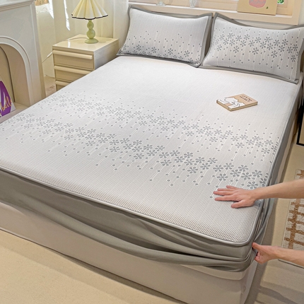 91家纺网 家纺一手货源 找家纺 富馨莱 2025新款A类480克PE凉感凉豆豆凉席三件套和单件床笠款 倾城