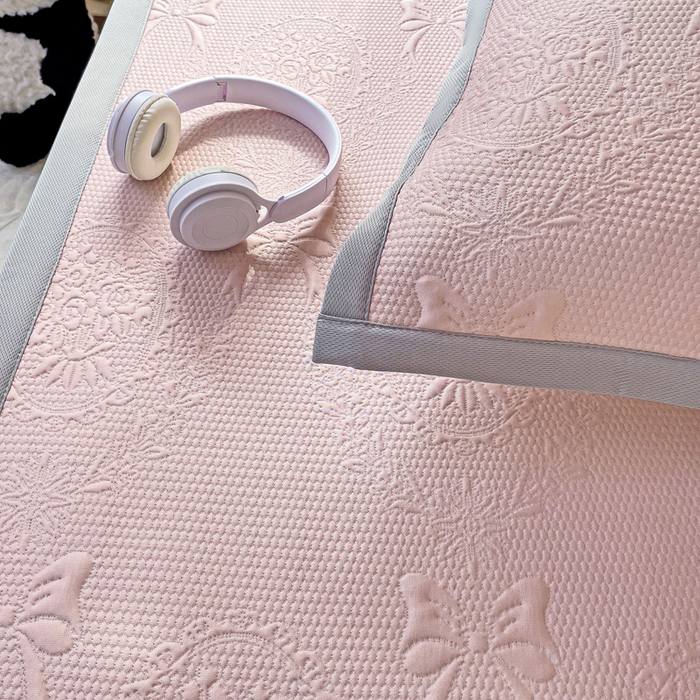 91家纺网 家纺一手货源 找家纺 富馨莱 2025新款A类480克PE凉感凉豆豆凉席三件套和单件学生款 蝴蝶結-奶昔粉