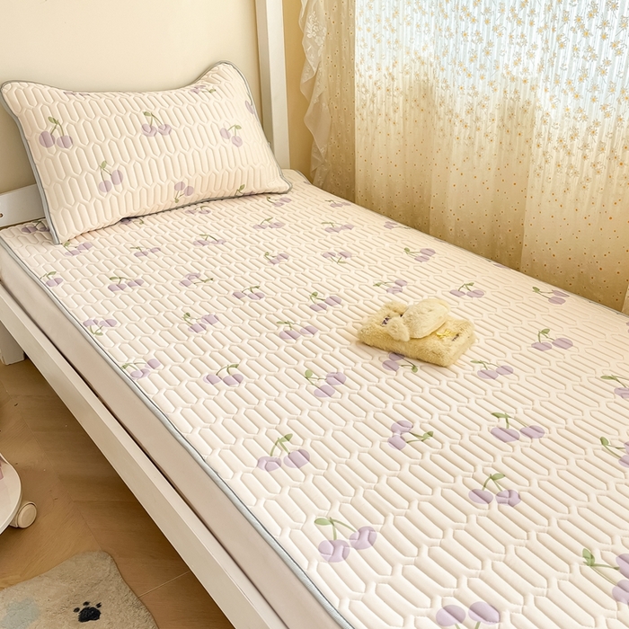 91家纺网 家纺一手货源 找家纺 川悦生活 2025新款小阪凉感丝印花凉席-学生床 奶噗樱桃