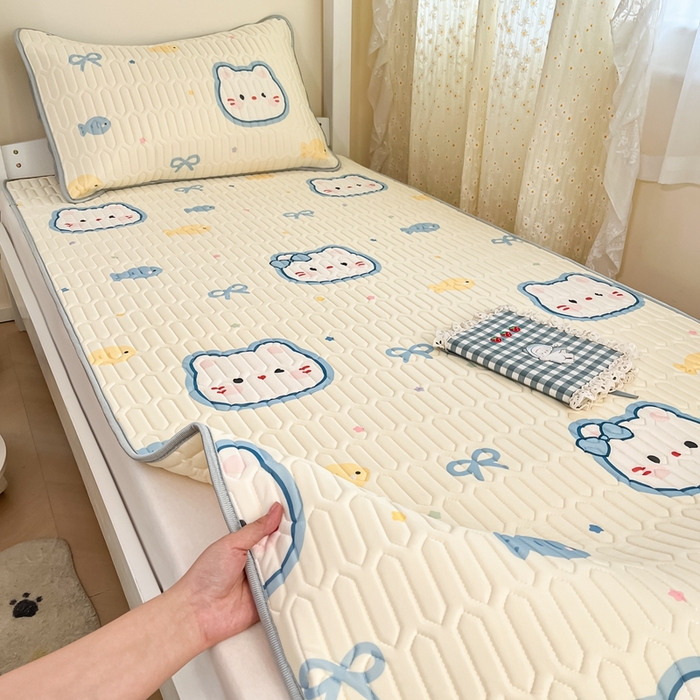 91家纺网 家纺一手货源 找家纺 川悦生活 2025新款小阪凉感丝印花凉席-学生床 猫猫酱