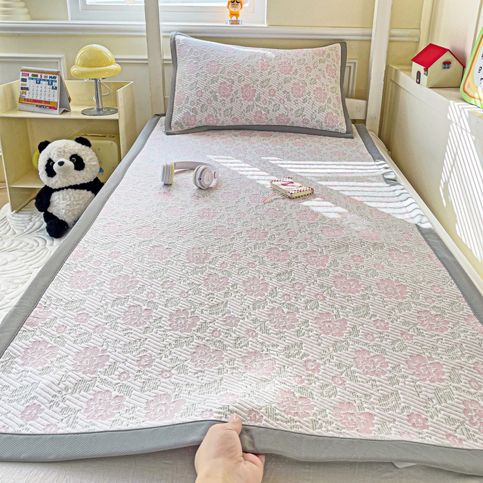 91家纺网 家纺一手货源 找家纺 富馨莱 2025新款A类480克PE凉感凉豆豆凉席三件套和单件学生款 玫瑰花园-粉