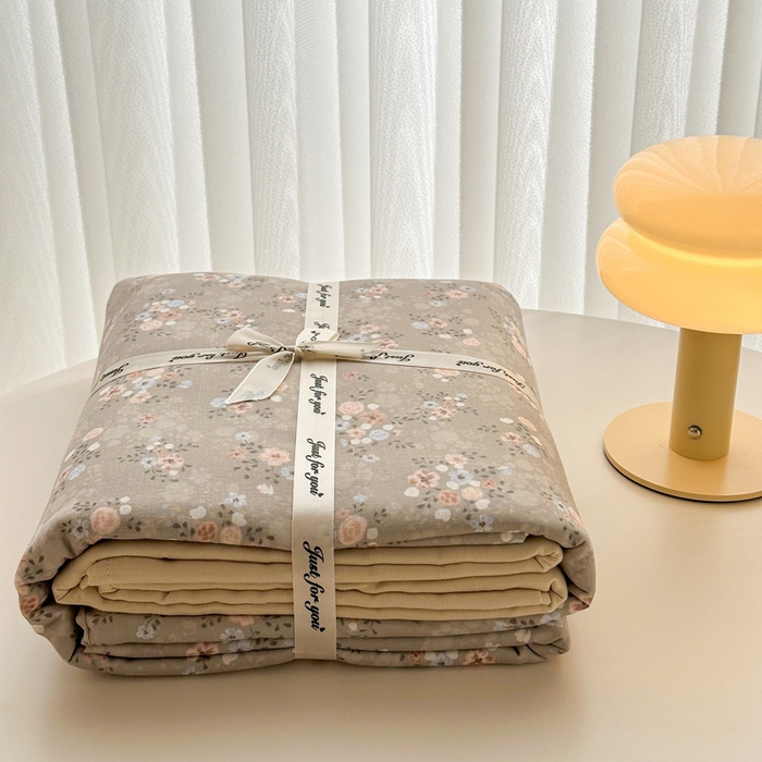 91家纺网 家纺一手货源 找家纺 塞纳 2026新款.全棉有氧双层纱四件套-场景一 花间梦-咖