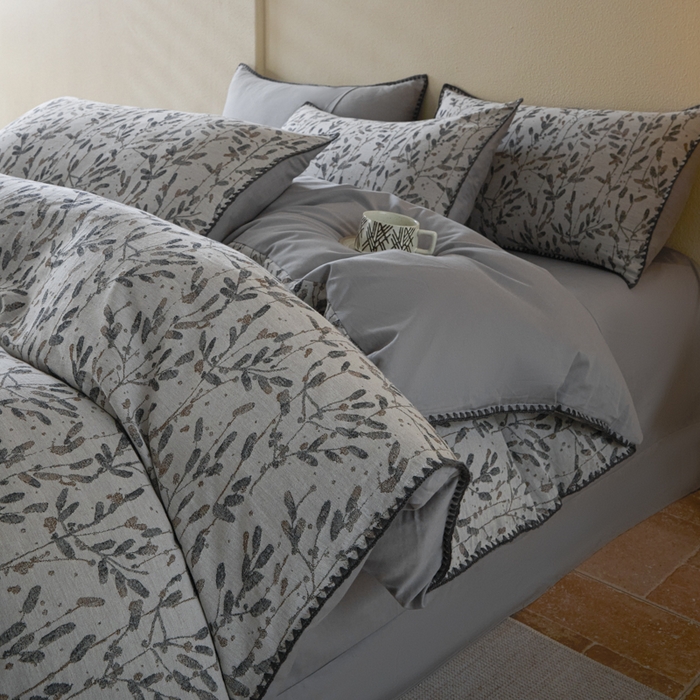 91家纺网 家纺一手货源 找家纺 2025新款亲肤全棉三层纱提花四件套 叶语-嫩灰