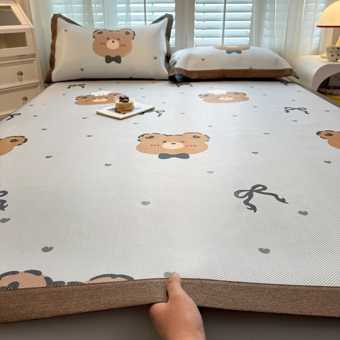 91家纺网 家纺一手货源 找家纺 席佬大 2025新款高克重卡通数码印花冰藤席床席床笠款 爱心熊-平铺款-平铺款