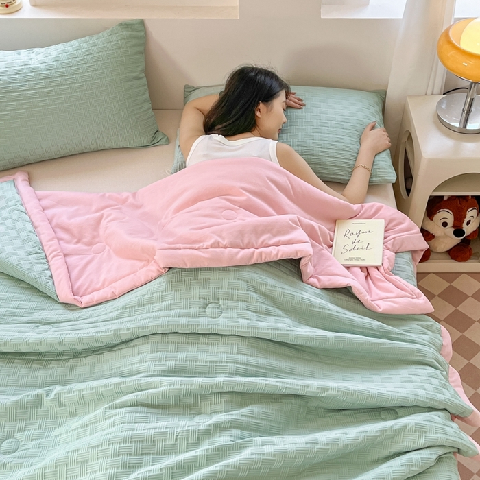 91家纺网 家纺一手货源 找家纺 欧邦 2025新款华夫格水洗棉夏被 绿＋粉