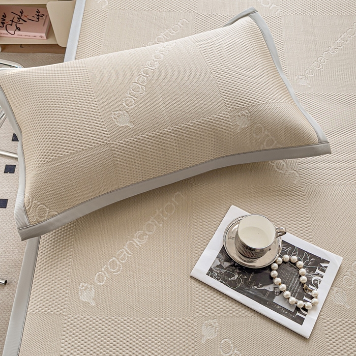 91家纺网 家纺一手货源 找家纺 富馨莱 2025新款A类480克PE凉感凉豆豆凉席三件套和单件平铺款 绅士咖