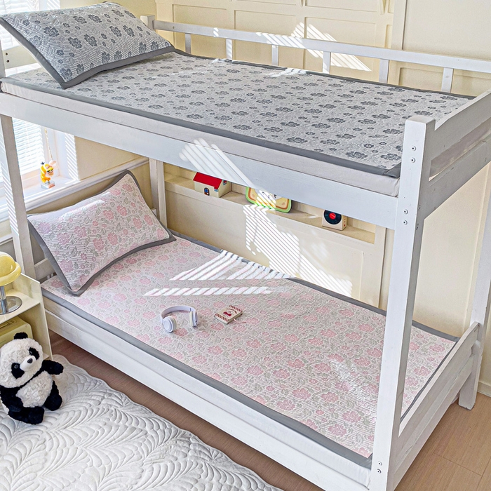 91家纺网 家纺一手货源 找家纺 富馨莱 2025新款A类480克PE凉感凉豆豆凉席三件套和单件学生款 玫瑰花园-粉