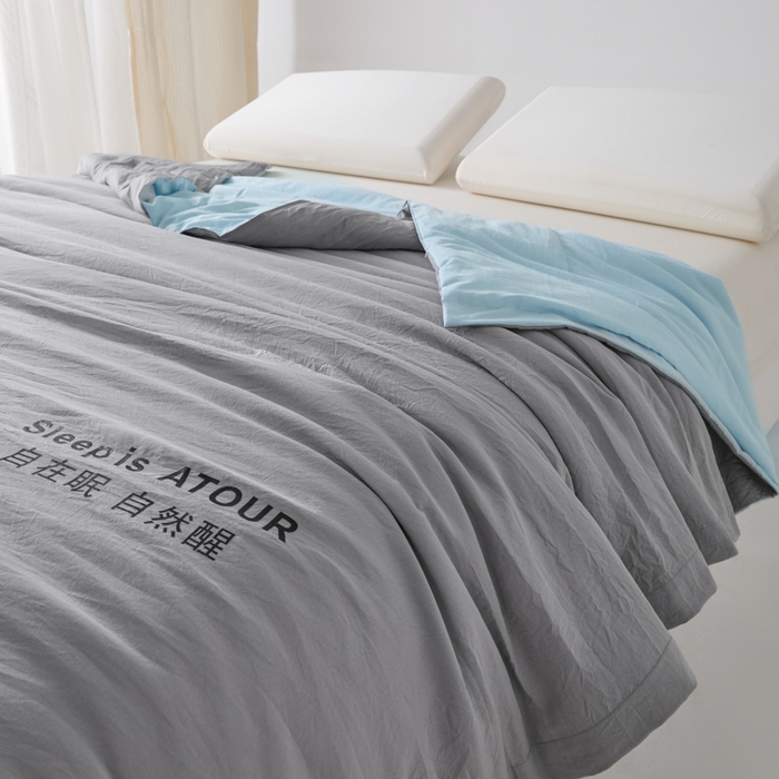 91家纺网 家纺一手货源 找家纺 暖芯家纺 2025新款亚朵同款深睡Pro夏被自在眠自然醒 浅灰+克莱茵蓝
