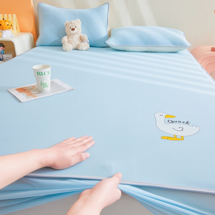 91家纺网 家纺一手货源 找家纺 2025春夏新款独家研发太空层凉感鸭冰丝烫画软凉席床笠款 凉感鸭-浅兰