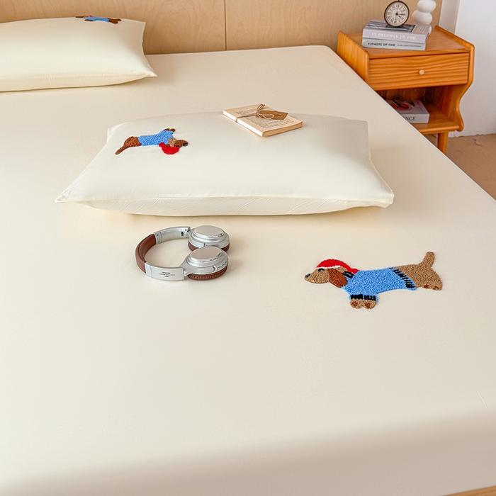 91家纺网 家纺一手货源 找家纺 澳梵家居 2025新款A类全棉毛巾绣床笠 腊肠小狗-白