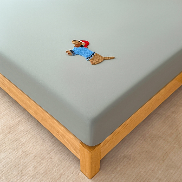 91家纺网 家纺一手货源 找家纺 澳梵家居 2025新款A类全棉毛巾绣床笠 腊肠小狗-灰