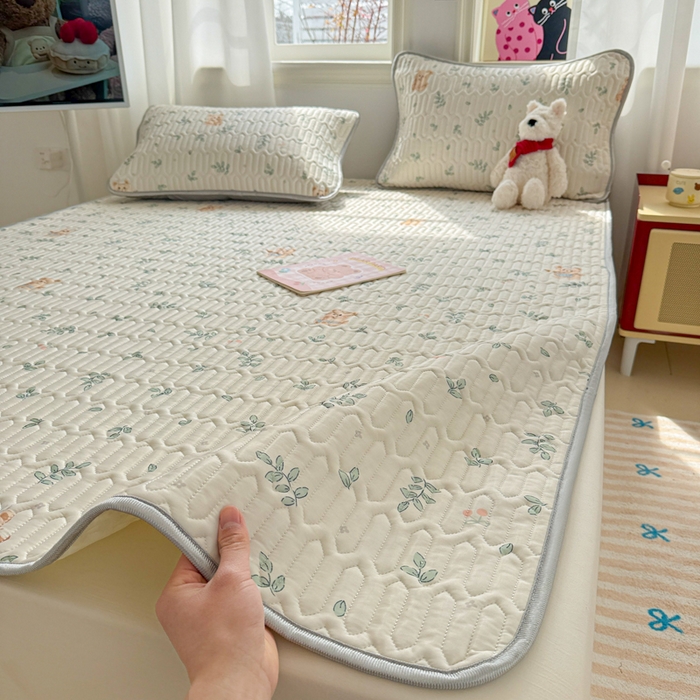 91家纺网 家纺一手货源 找家纺 慕尚家纺 2025新款小清新凉感丝乳胶席 邻家小熊