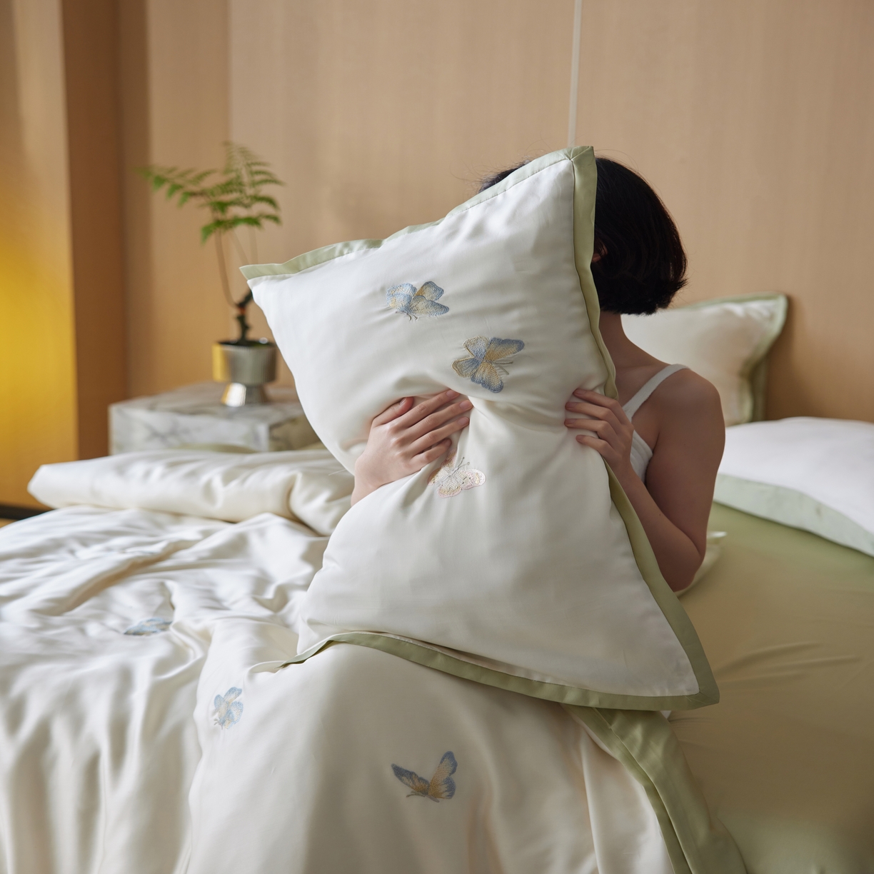 91家纺网 家纺一手货源 找家纺 风向标家纺  2025新款奥地利进口60s兰精天丝拼边款（风格一） 秘境-彩蝶