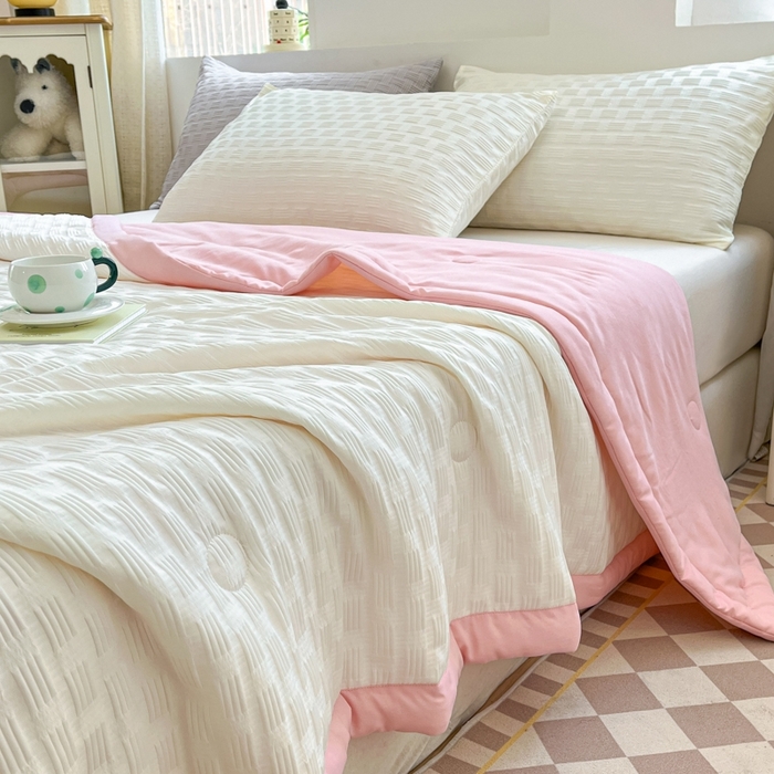 91家纺网 家纺一手货源 找家纺 欧邦 2025新款华夫格水洗棉夏被 白＋粉